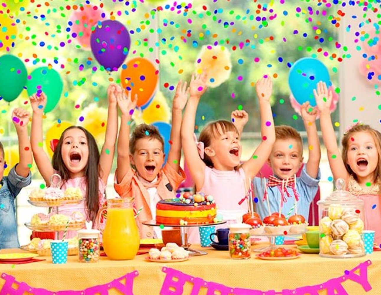 Crianças sorrindo e comemorando em uma festa de aniversário colorida